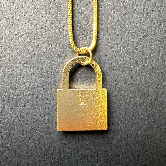 Vintage LV locker Charm with black diamonds and Necklace! - Picture 7 of 11